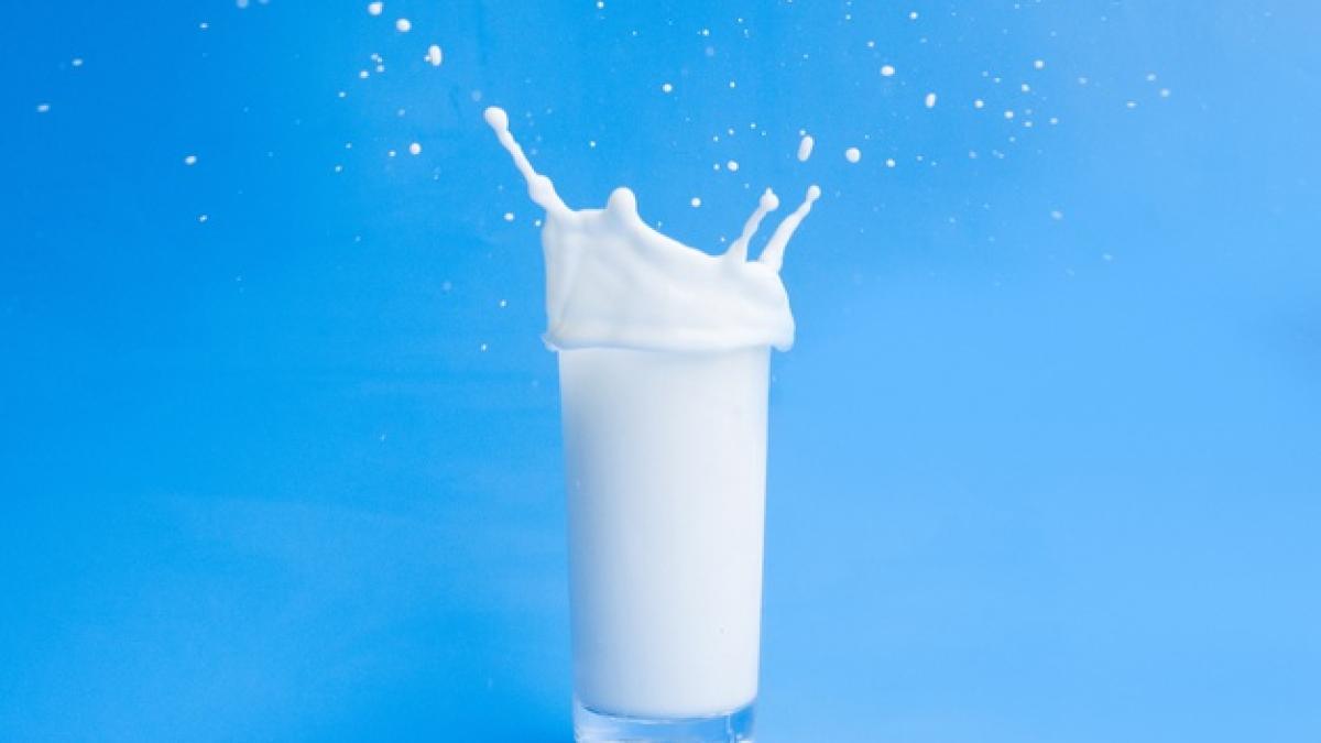 pouring_milk_out_glass_23_2148211449_34829000