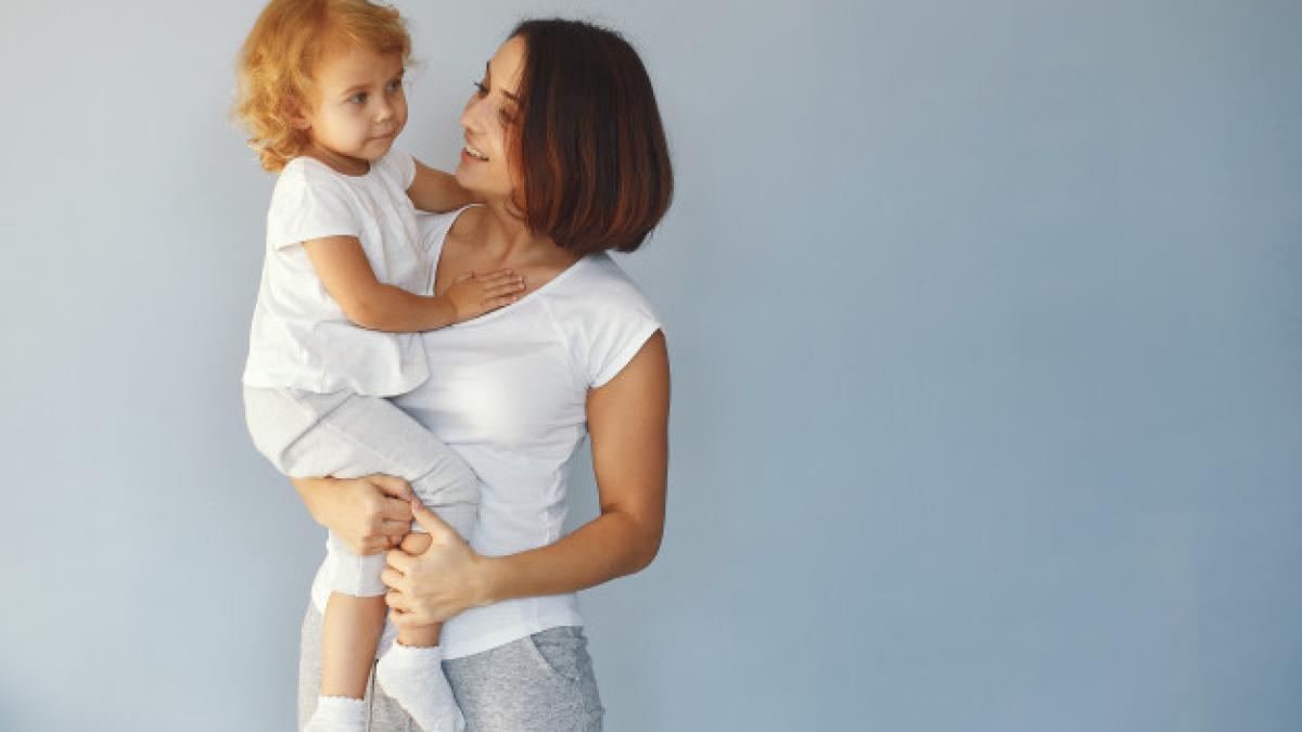 mother_little_daughter_have_fun_blue_background_1157_33110_80485000