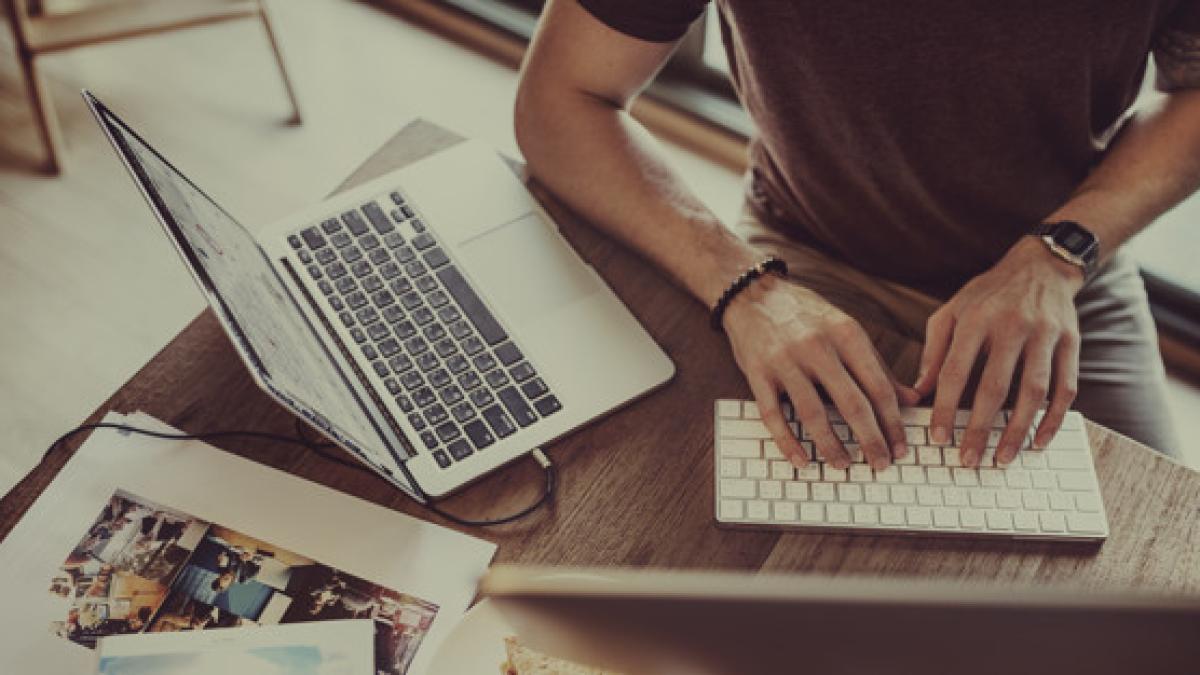 caucasian_man_working_shoot_53876_30174_99323900