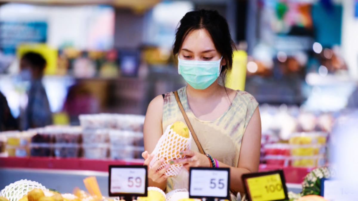 asian_woman_medical_face_mask_chooses_fruits_while_shopping_supermarket_coronavirus_concept_43569_273_57526200