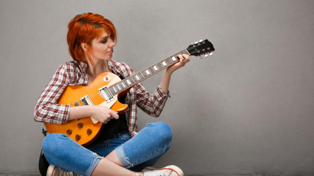 portrait_young_girl_with_guitar_grey_background_176420_5339_98475100