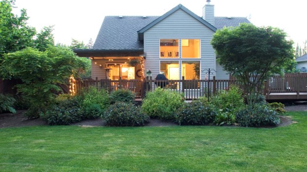 contemporary_home_seen_from_yard_19485_33696_96699800