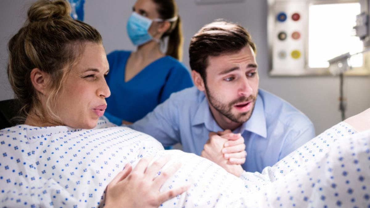 man_comforting_pregnant_woman_during_labor_107420_63879_21737300