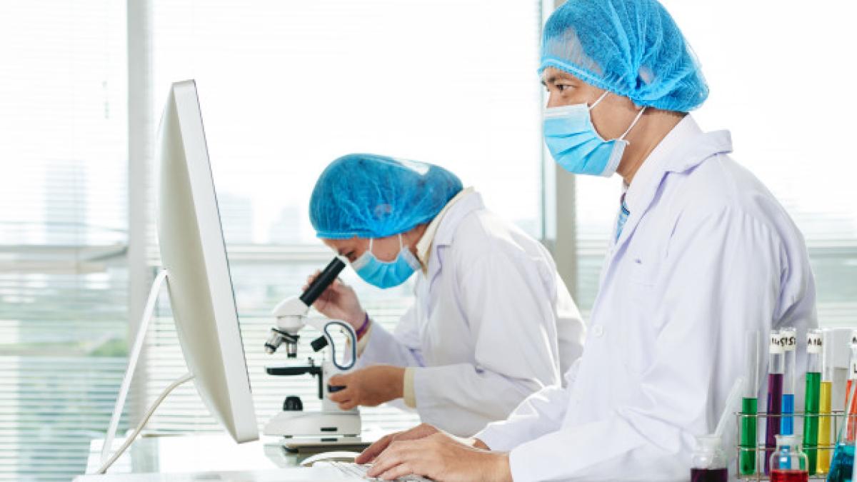 microbiologists_working_modern_lab_1098_17092_12352100