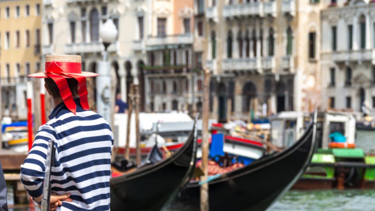 gondolier_standing_gondola_waiting_client_130111_350_41109500