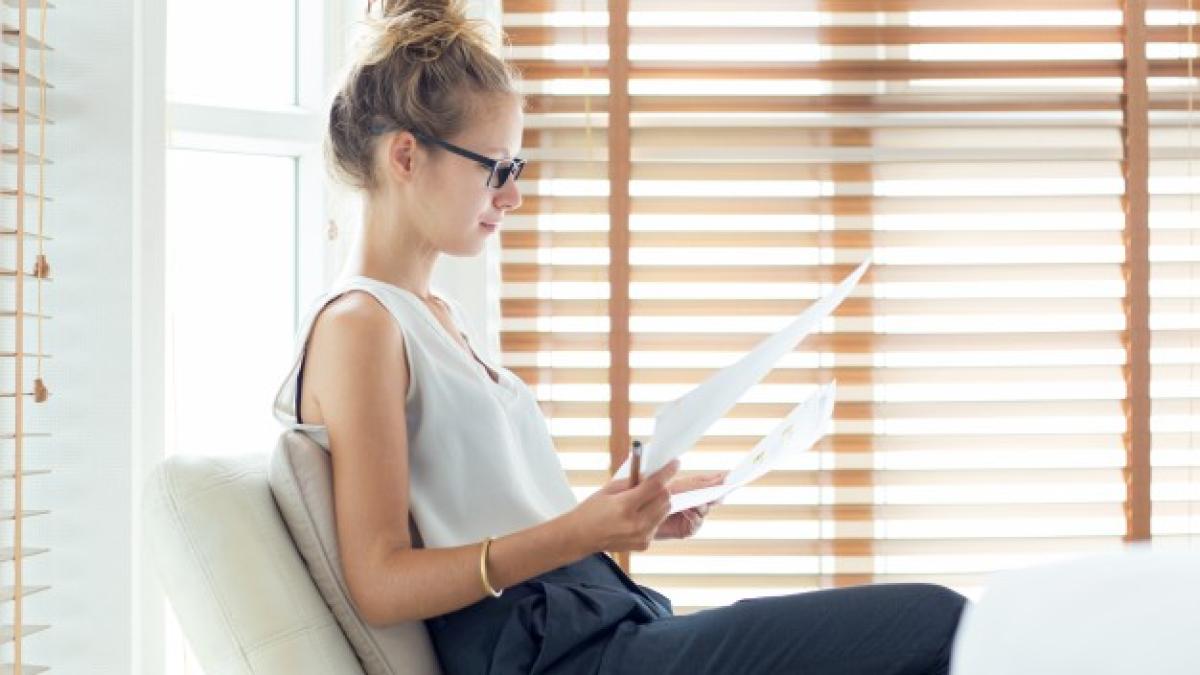 serious_young_businesswoman_working_with_papers_1262_5564_05391800