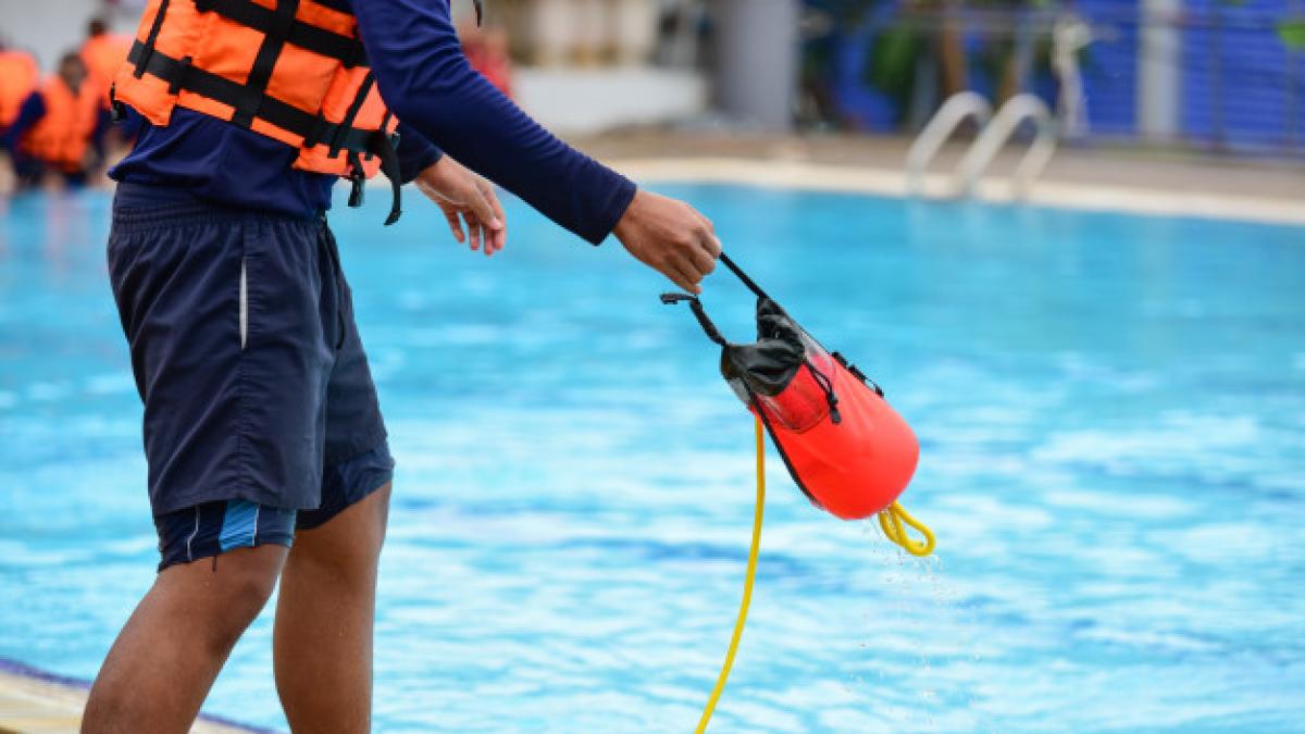 lifeguard_training_use_throw_bag_41085_413_56264600