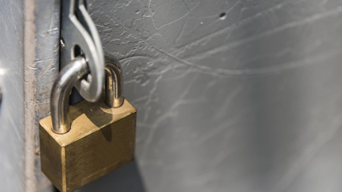 closeup_locked_padlock_53876_32364_83732600