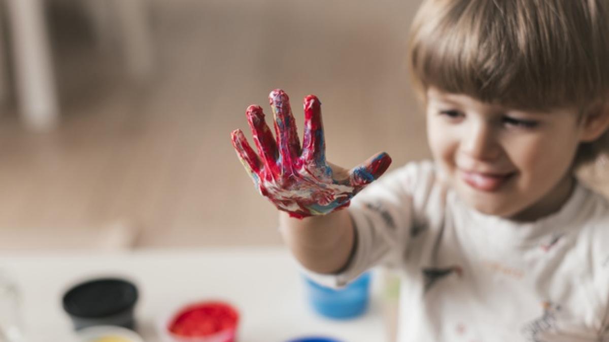 little_child_painting_like_artist_23_2148178293_59215600