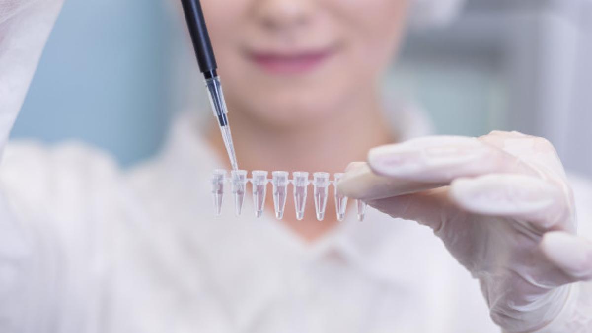 woman_is_genetics_scientist_she_loads_saliva_samples_dna_amplification_152898_1211_80870300