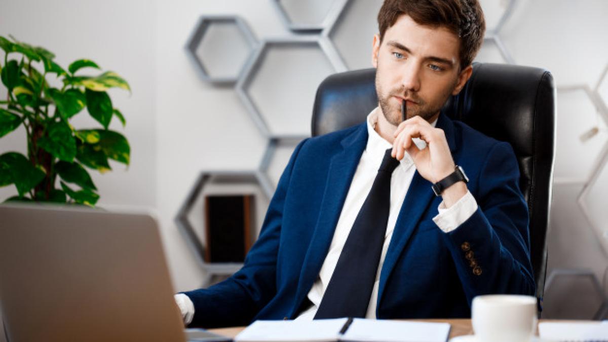 young_successful_businessman_sitting_workplace_office_background_176420_5294_57594100