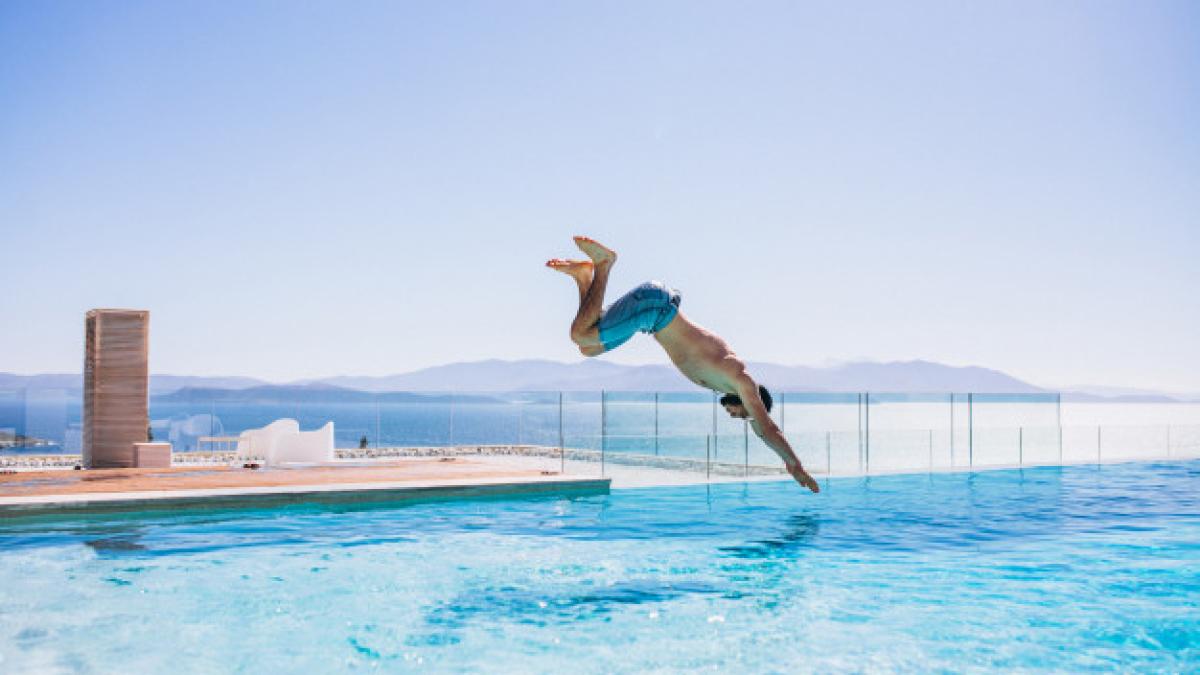 man_jumpinhg_into_pool_1303_14422_18367800