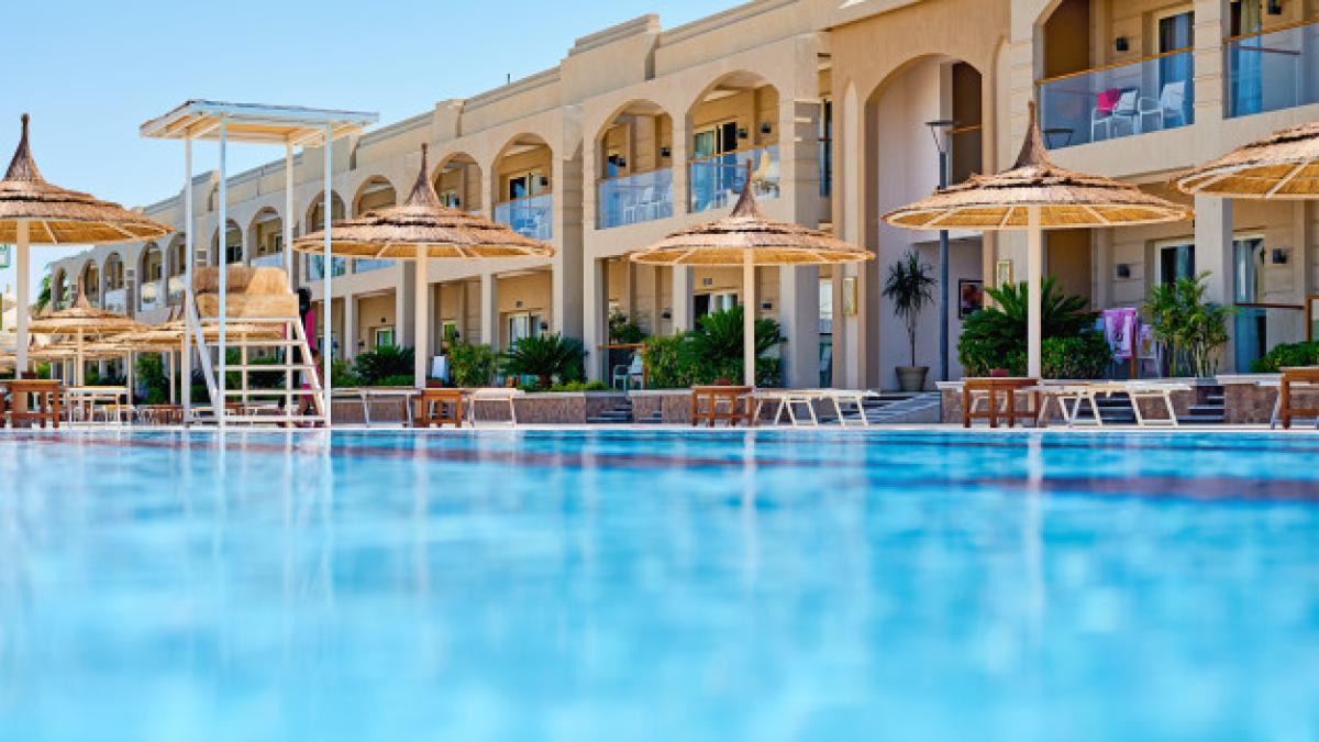 background_water_blue_swimming_pool_water_surface_with_sun_reflection_77190_2645_80824700