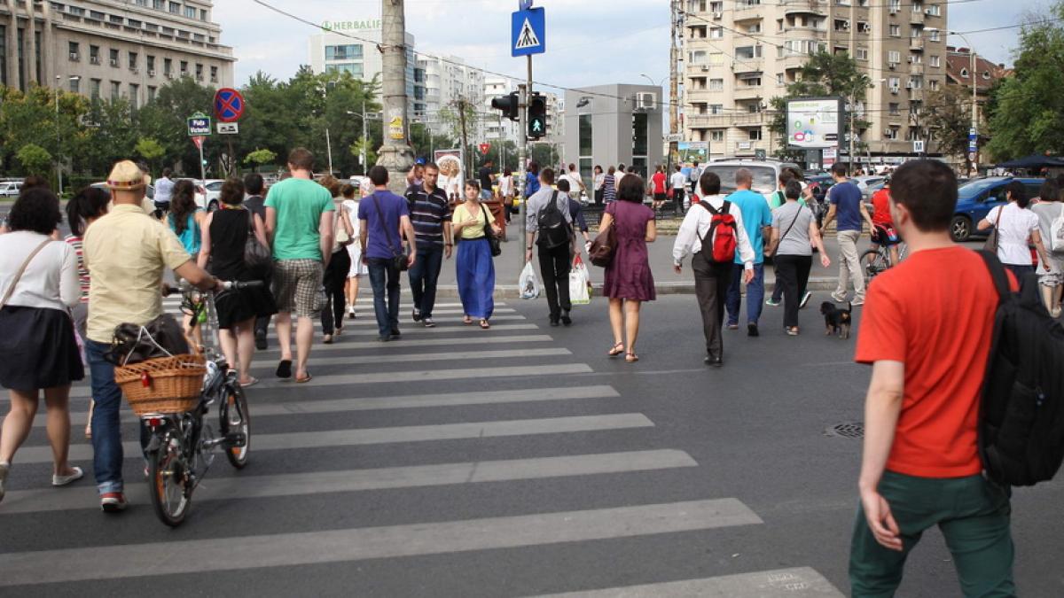 oameni_pe_strada_resize_16466100