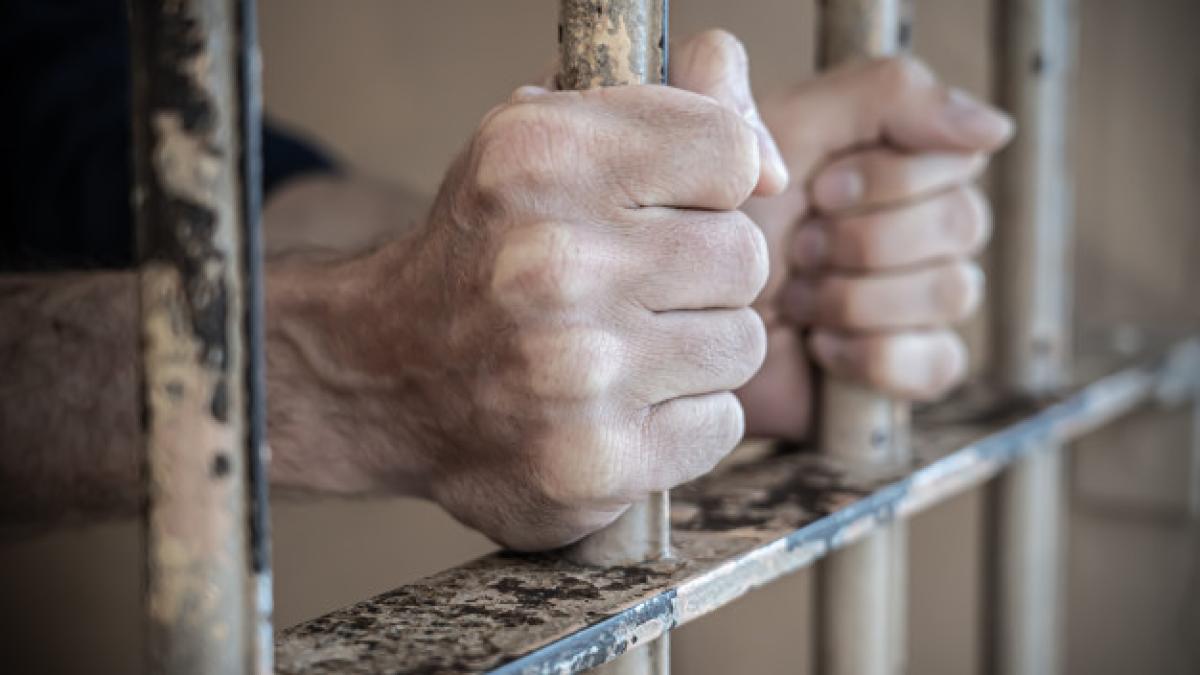 close_up_prisoner_hands_jail_110488_1729_74731600