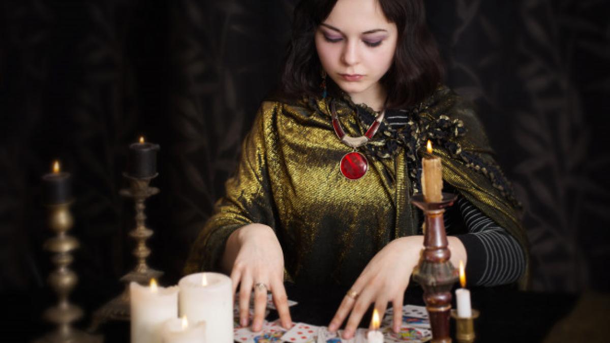 young_woman_with_divination_cards_room_176873_1823_56250700