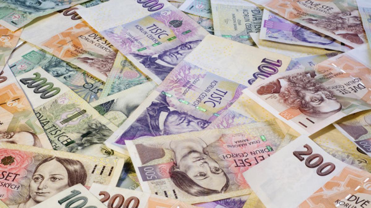 czech_crowns_different_denominations_spread_out_chaotically_98772_82_90158800