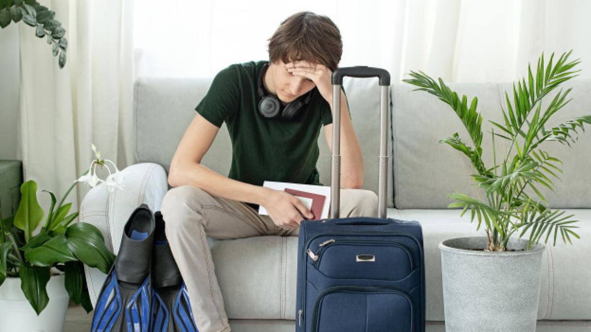 sad_tourist_teen_with_suitcase_flippers_stays_home_during_coronavirus_pandemic_cancellation_leave_closing_borders_countries_flight_cancellation_95685_443_41691400
