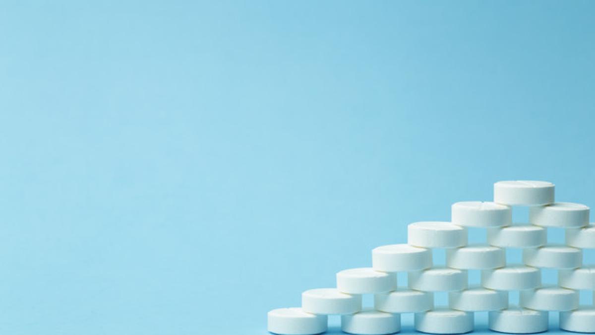 pills_background_pills_drags_medecine_concept_white_tablets_blue_background_90380_1154_08688600
