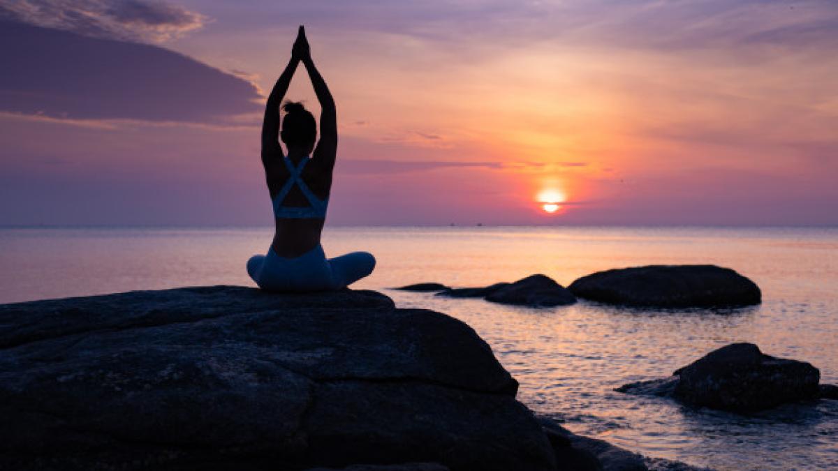 asian_girl_practice_yoga_beach_sunrise_morning_day_1286_3037_85449200