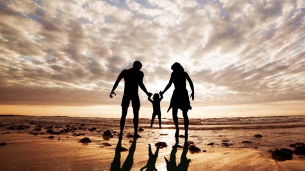 silhouette_family_playing_beach_1160_596_38964100