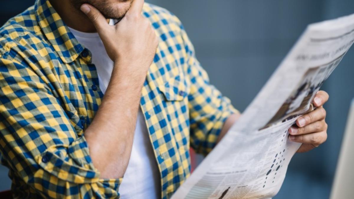 crop_man_concentrated_news_23_2147694626_23693200