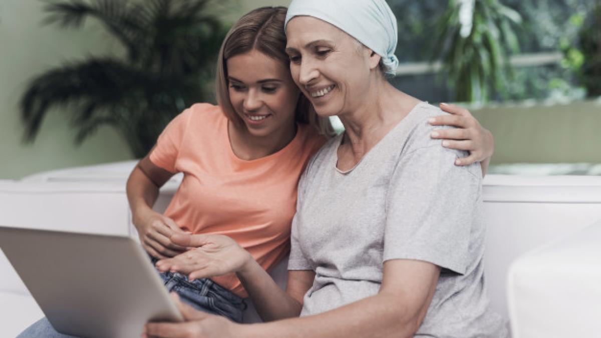 people_are_looking_something_laptop_smiling_85574_10354_43259400