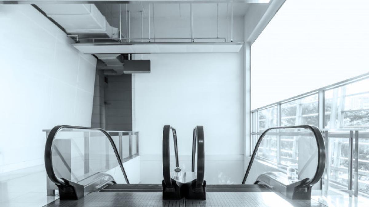escalator_room_with_glass_38810_7690_07127700