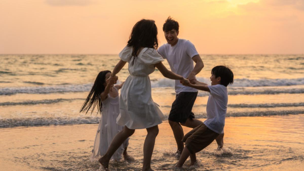 asian_young_happy_family_enjoy_vacation_beach_evening_dad_mom_kid_relax_playing_together_near_sea_when_silhouette_sunset_lifestyle_travel_holiday_vacation_summer_concept_7861_2443_89798600