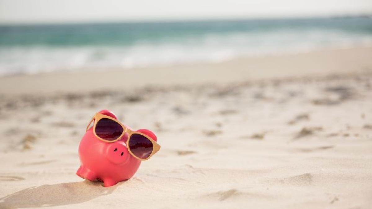 piggy_bank_with_sunglasses_kept_sand_1252_579_06958900