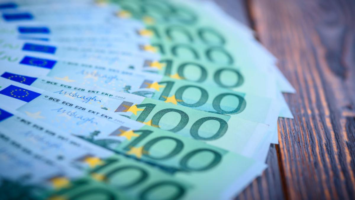 euro_cash_banknotes_dark_wooden_background_76263_665_56556000