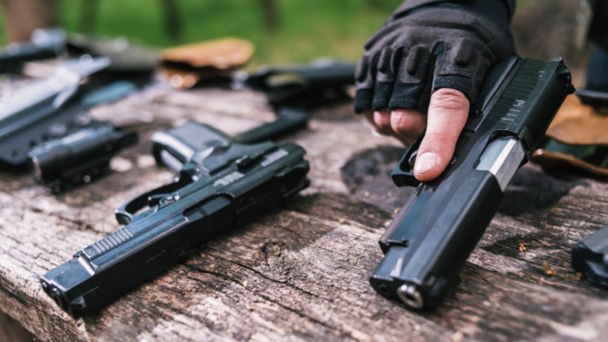 sports_shooting_instructor_check_your_weapons_close_up_114354_14_58720800