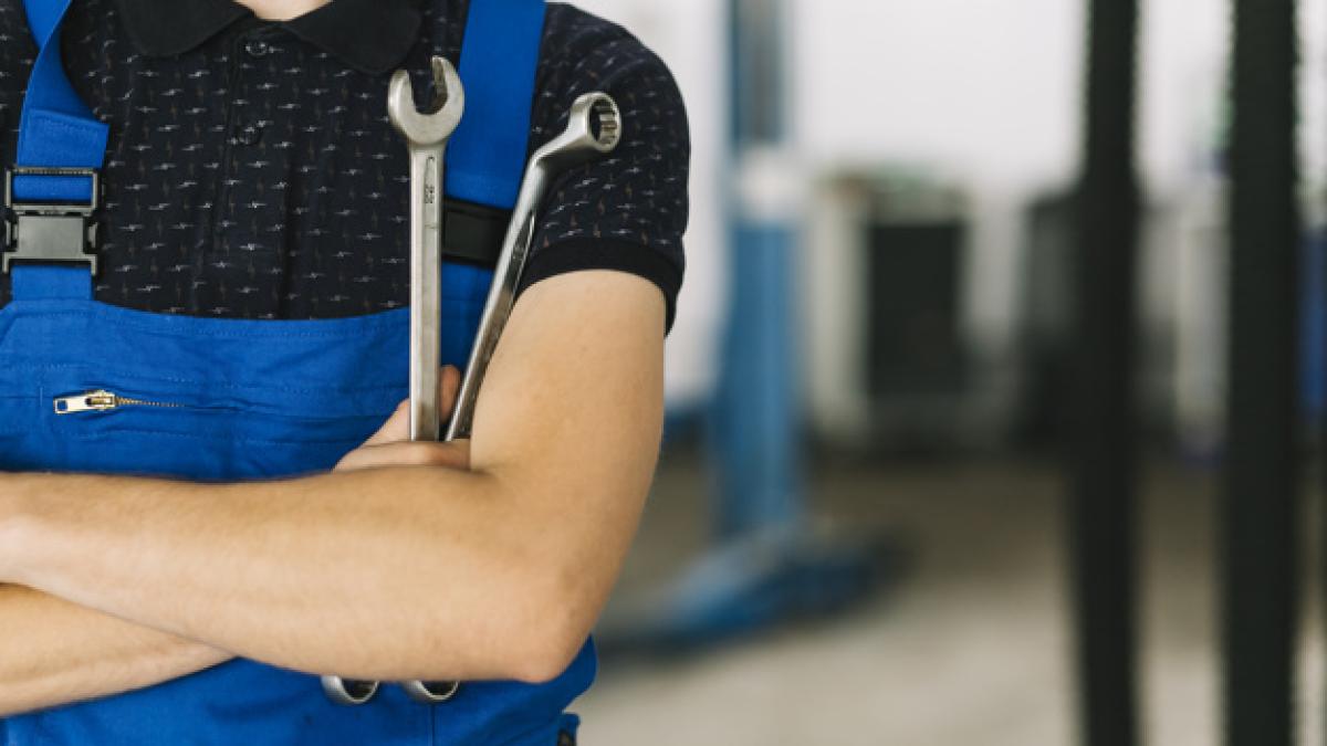 man_uniform_crossing_hands_with_spanners_23_2147897802_53000500