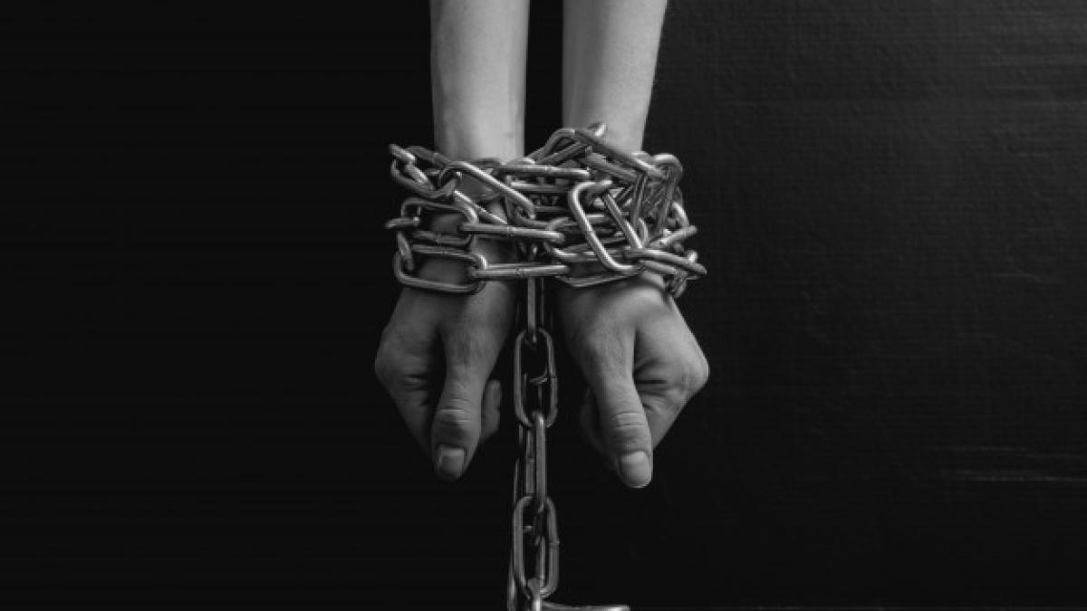 black_white_minimalistic_women_hands_chained_close_up_108611_535_79232400