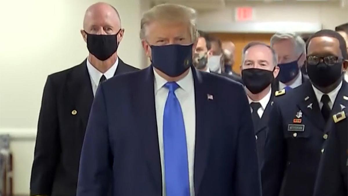 Donald Trump a purtat mască la un eveniment VIDEO