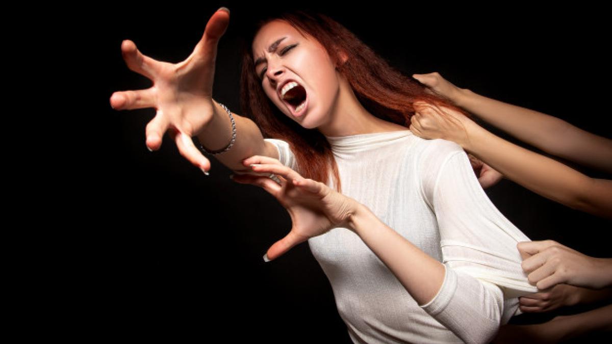 portrait_young_woman_who_with_horror_fear_is_trying_escape_from_many_hands_pulling_her_back_tearing_her_apart_concept_loneliness_loss_fear_scary_terrible_portrait_116124_693_26797900