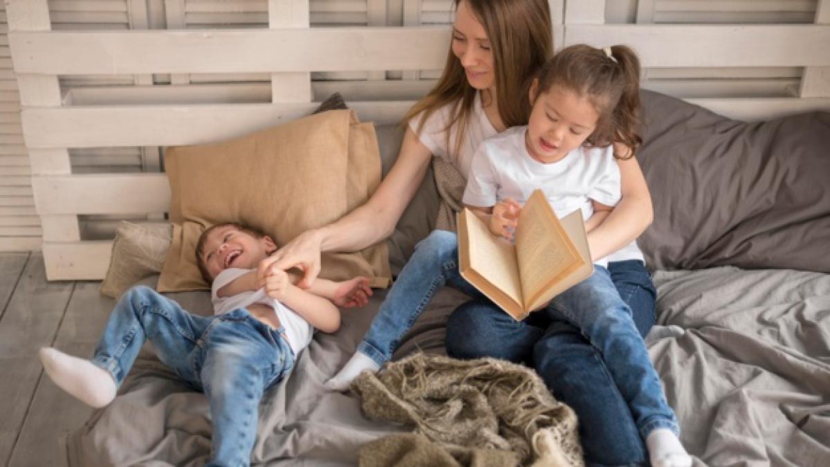 high_angle_mother_with_childrens_23_2148514366_31296000