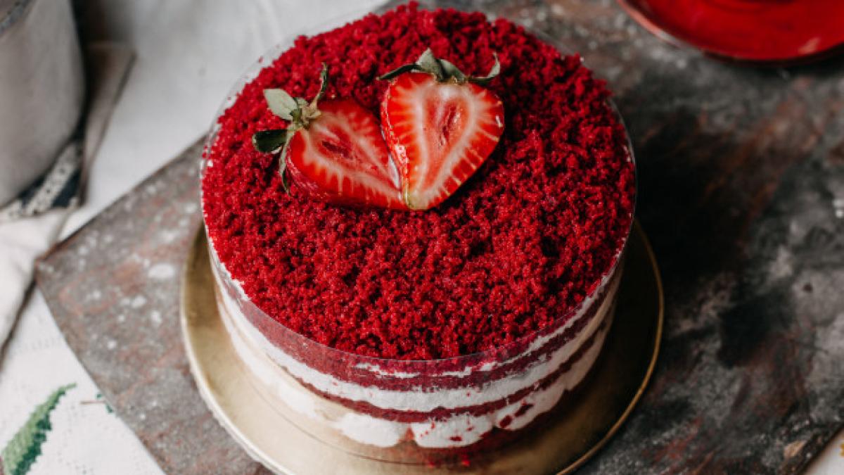 strawberry_cake_red_powdered_sweet_delicious_round_grey_desk_140725_15033_42362200