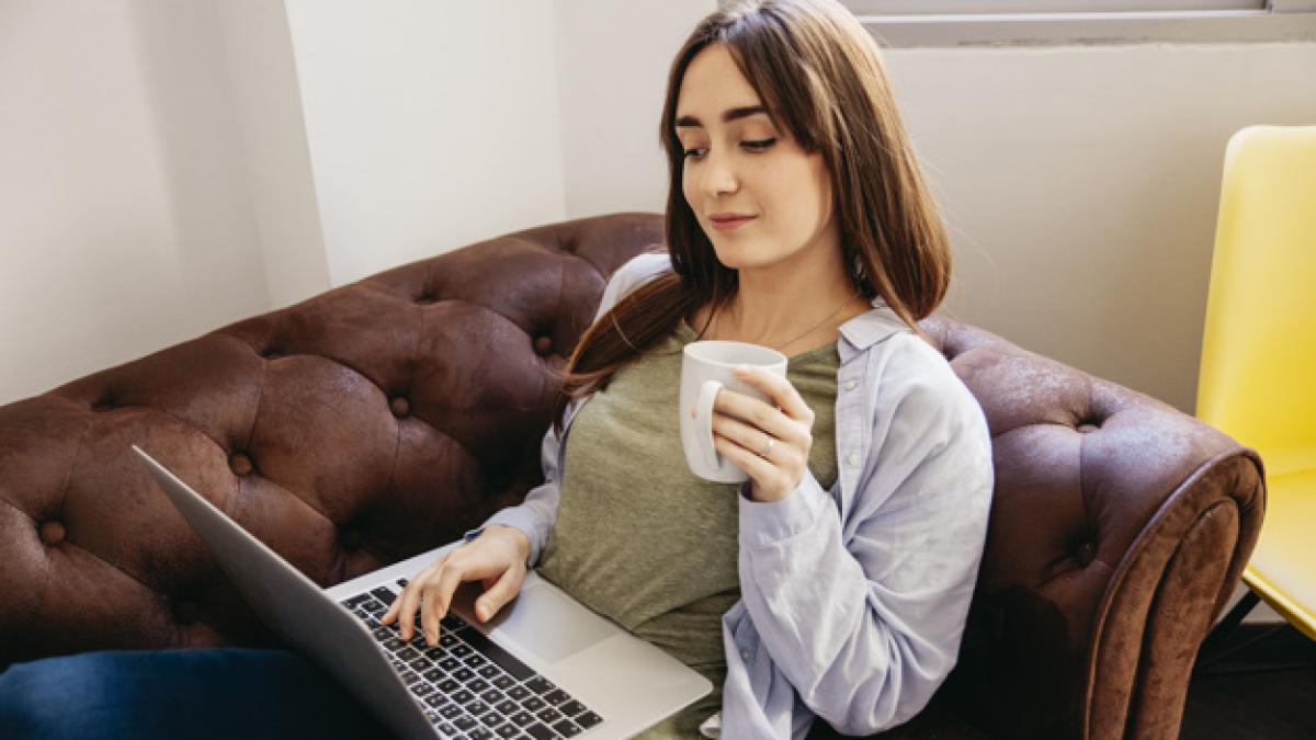 relaxing_woman_with_coffee_gadget_23_2147764663_39640100