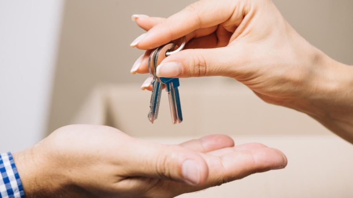 crop_agent_giving_keys_man_23_2147694416_47540500