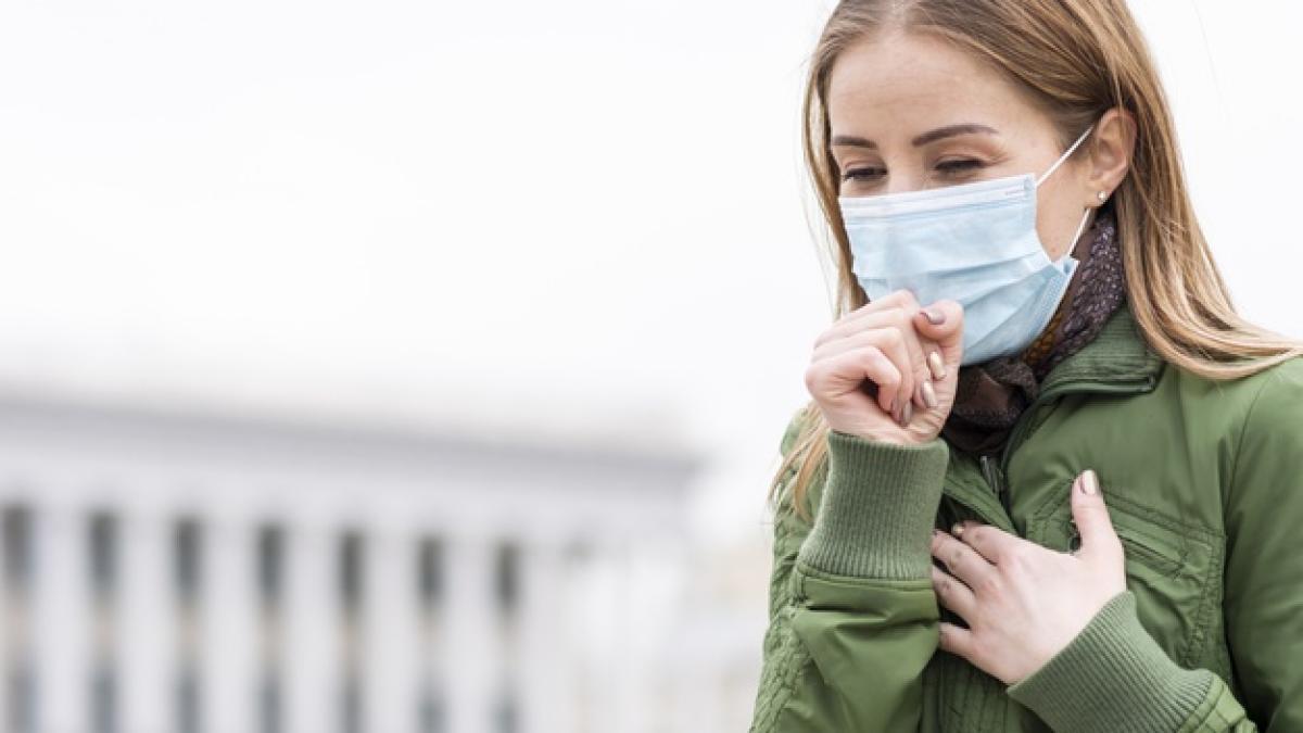 woman_coughing_public_space_23_2148480448_23245500