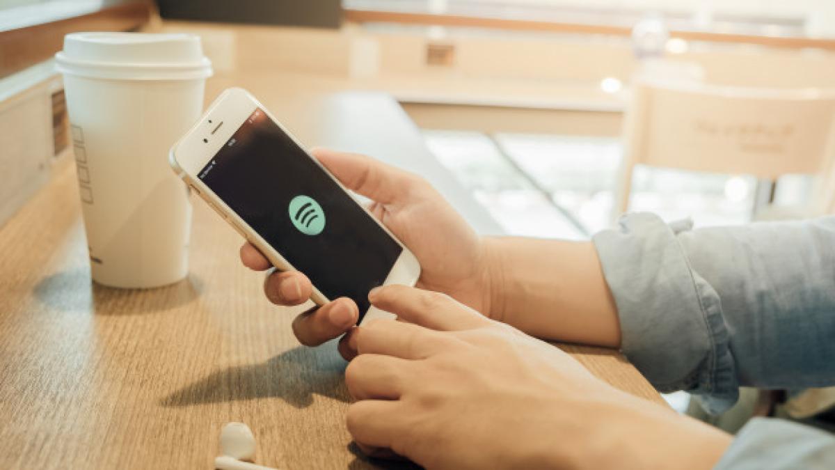 man_holding_iphone_6_opening_spotify_application_33851_60_83324400