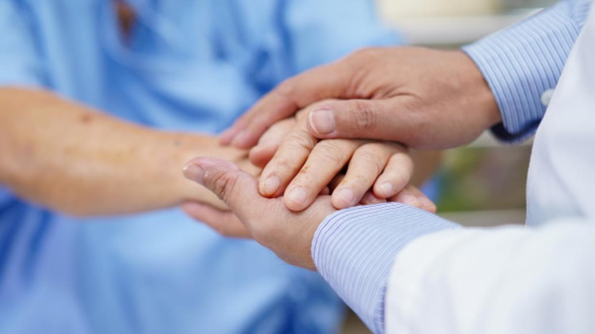 holding_hands_asian_senior_woman_patient_with_love_39768_1135_77225000