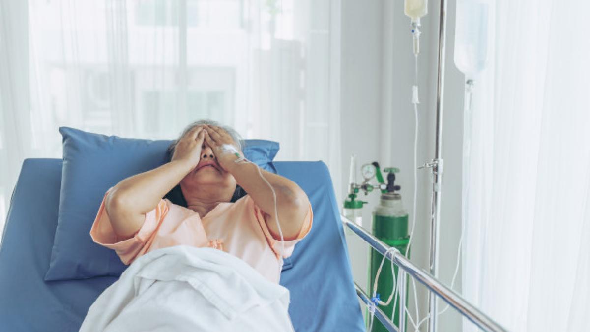 lonely_elderly_patients_hospital_bed_patients_want_go_home_medical_healthcare_concept_1150_21691_15758100