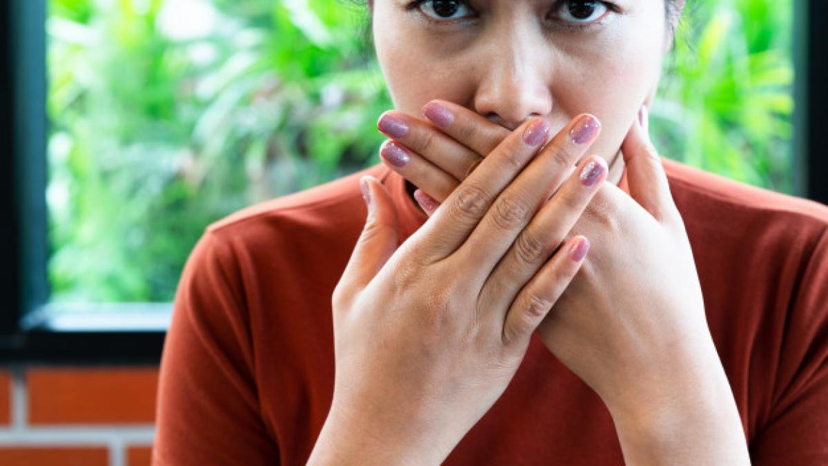 woman_with_bad_breath_covering_mouth_61573_2059_52715200