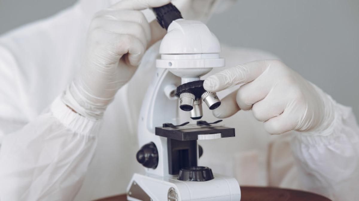 man_protective_suit_glasses_working_laboratory_1157_34443_23662600