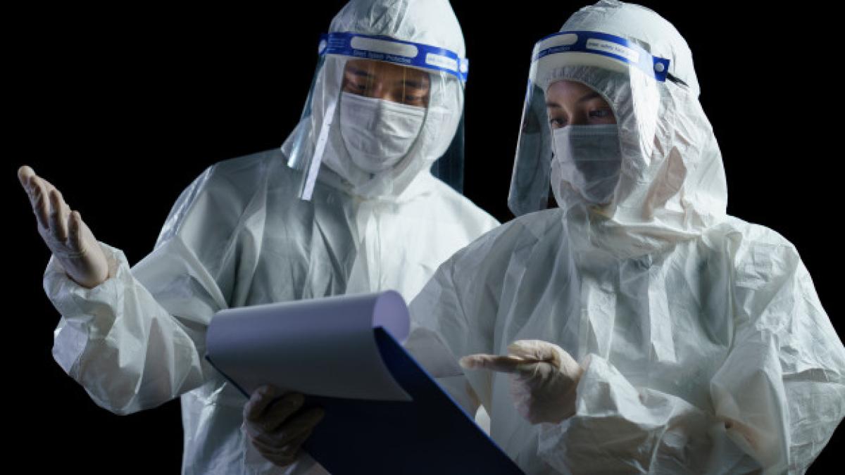 doctor_wearing_ppe_face_shield_talking_about_corona_covid_19_virus_laboratory_report_46370_1511_54702300
