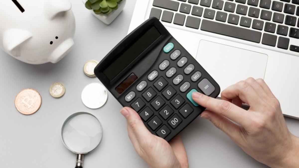 concept_economy_with_piggy_bank_calculator_23_2148525309_31525600