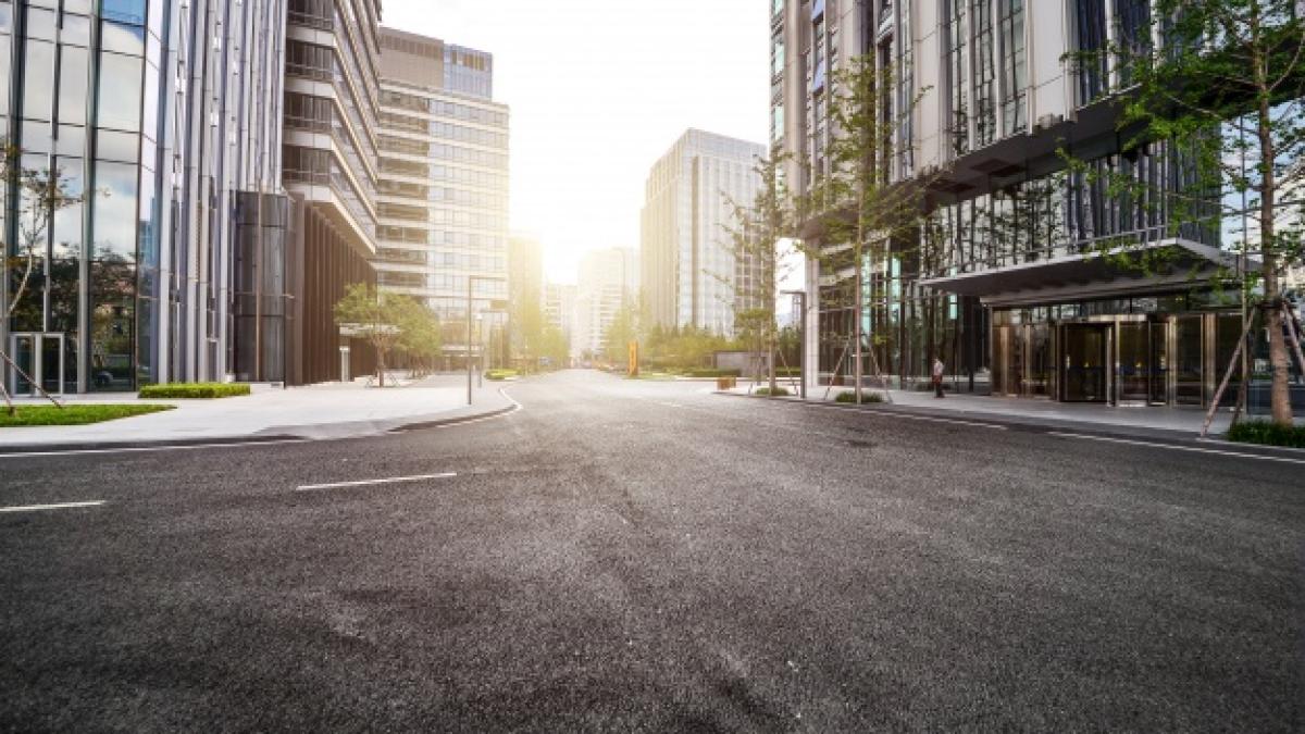lonely_road_with_modern_buildings_1112_845_09693100
