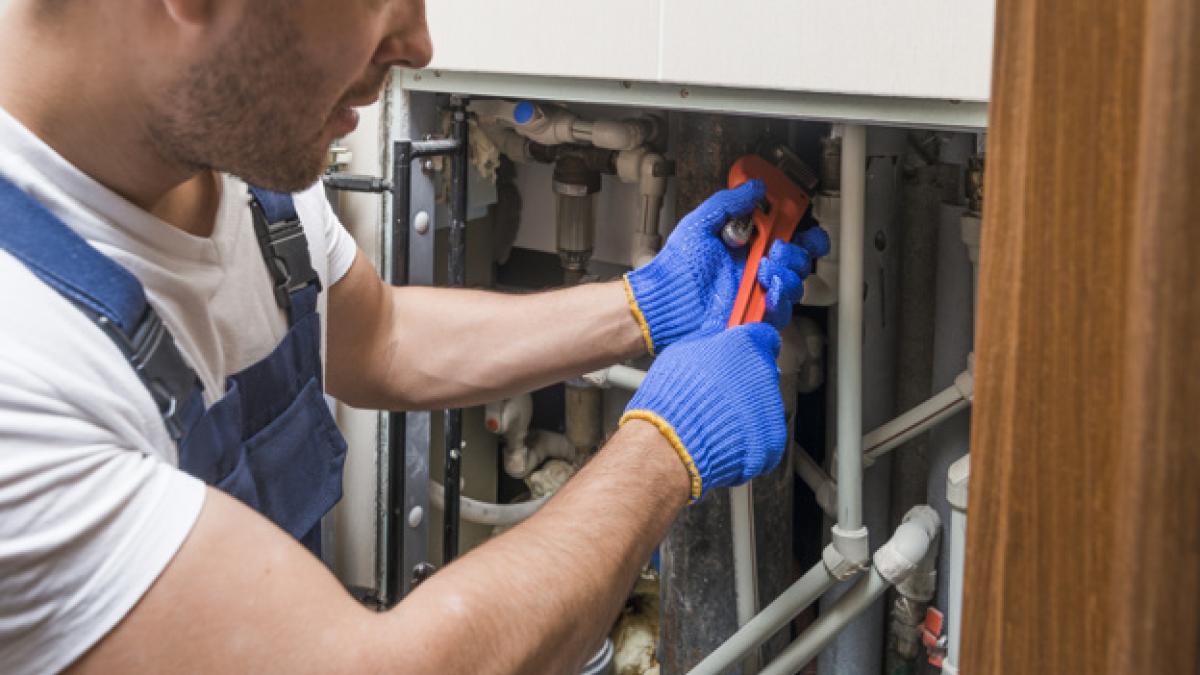 sanitary_technician_working_with_pipes_23_2147772240_00242000